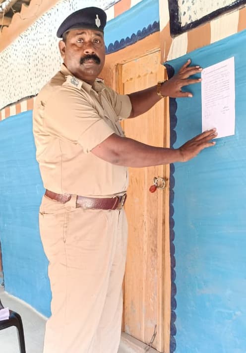 वारंटी के घर चिपकाया इश्तेहार