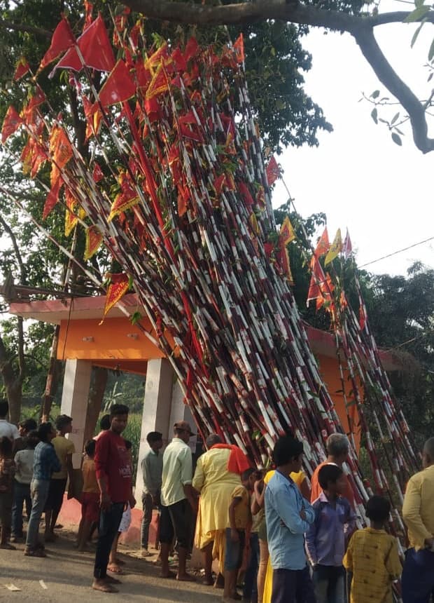 भविशचंद्र बाबा स्थान में ध्वज चढ़ाने को उमड़े श्रद्धालु