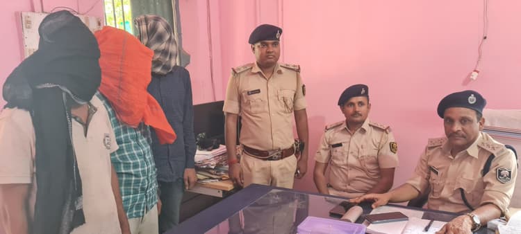 छिनतई का 1.30 लाख रुपये के साथ डिलीवरी ब्वॉय सहित तीन गिरफ्तार