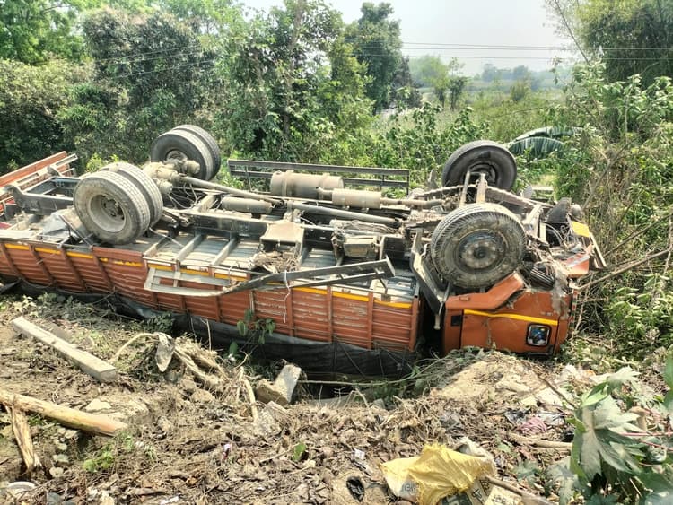 तंबाकू लोड ट्रक पलटा, बाल-बाल बचे चालक