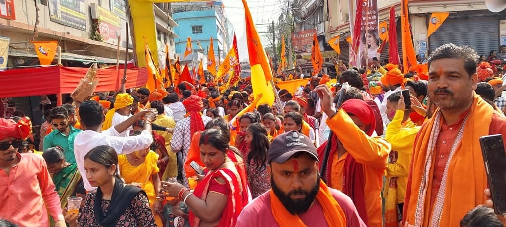 जुलूस में शामिल हुए राम भक्त, जय श्रीराम के नारे से गूंजा शहर