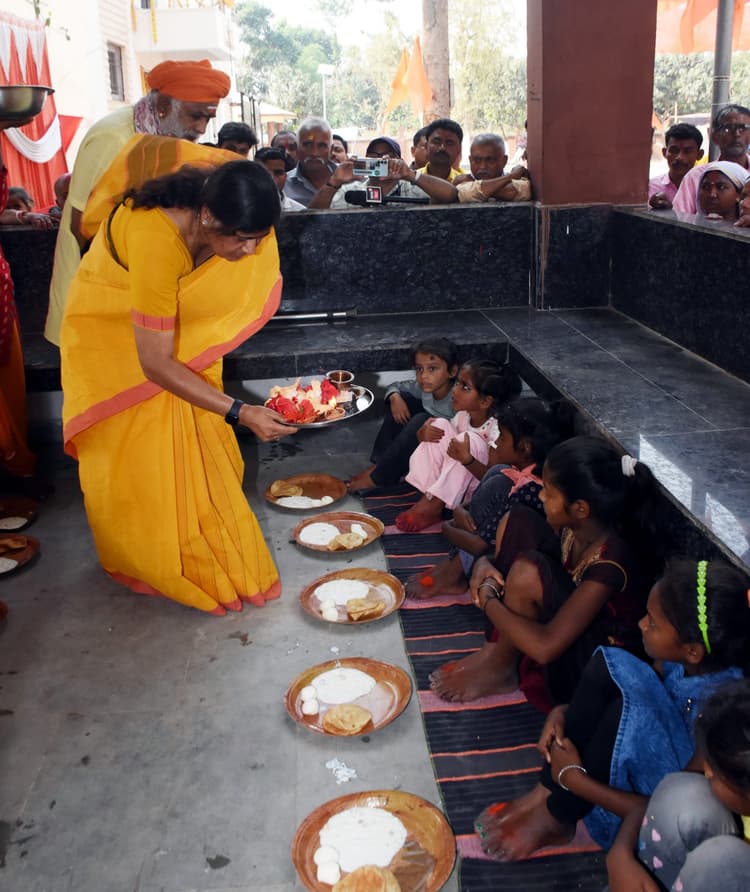 मंत्री लेशी सिंह ने कामाख्या स्थान में किया 151 कन्याओं का पूजन अनुष्ठान