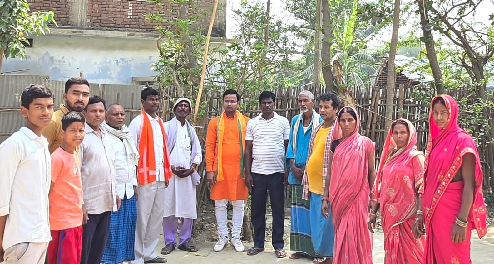 स्थापना दिवस पर भाजपाइयों ने घरों पर फहराया पार्टी का झंडा