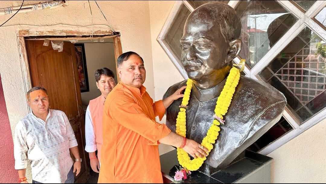 Political News : घरों पर पार्टी का ध्वज लगा कर भाजपा का स्थापना दिवस मनाया