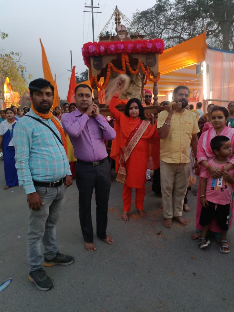 साईं बाबा की निकाली गयी भव्य पालकी शोभायात्रा