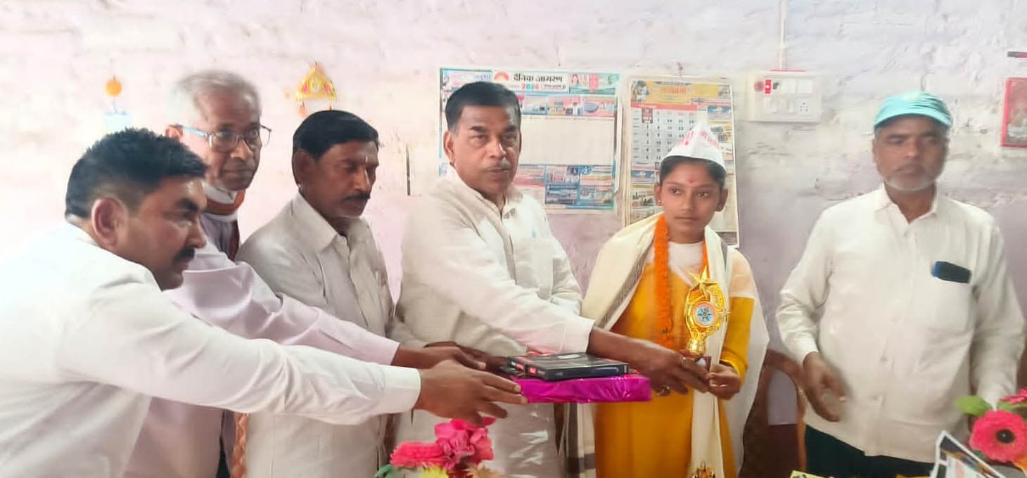 मैट्रिक परीक्षा में 448 अंक लाने वाली मोनालिसा को किया सम्मानित