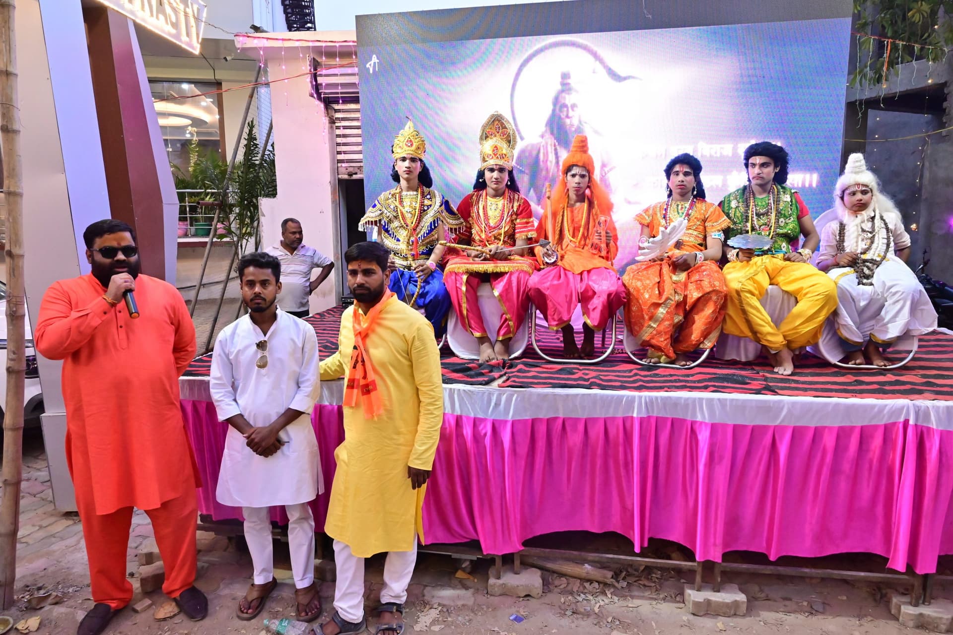 Deoghar News : बजरंगबली को 51 किलो तेहरी का लगा भोग, झांकियां को देख भक्त भाव-विभोर