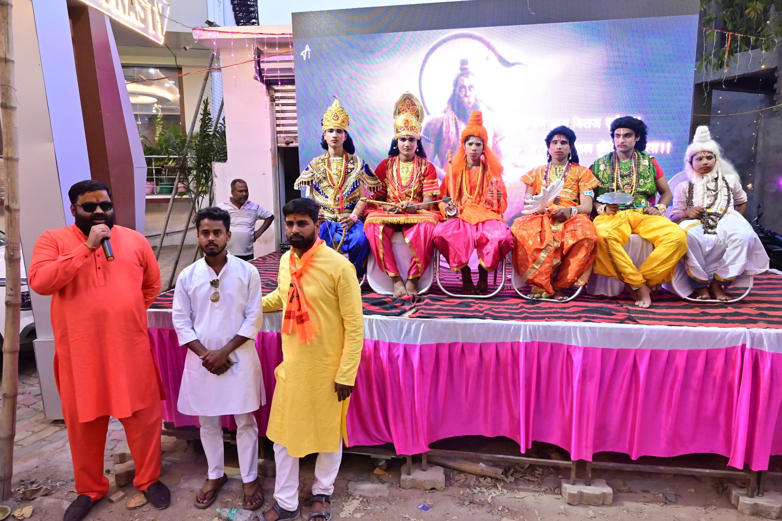 Deoghar News : बजरंगबली को 51 किलो तेहरी का लगा भोग, झांकियां को देख भक्त भाव-विभोर