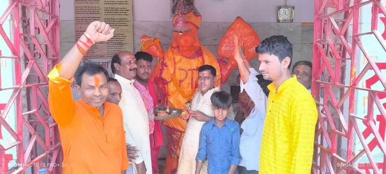 मधुपुर के मंदिरों में स्थापित हुए महावीरी पताके