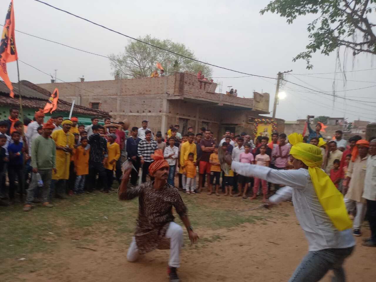 मधुपुर में हैरतअंगेज करतबों के बीच धूमधाम से निकला रामनवमी जुलूस