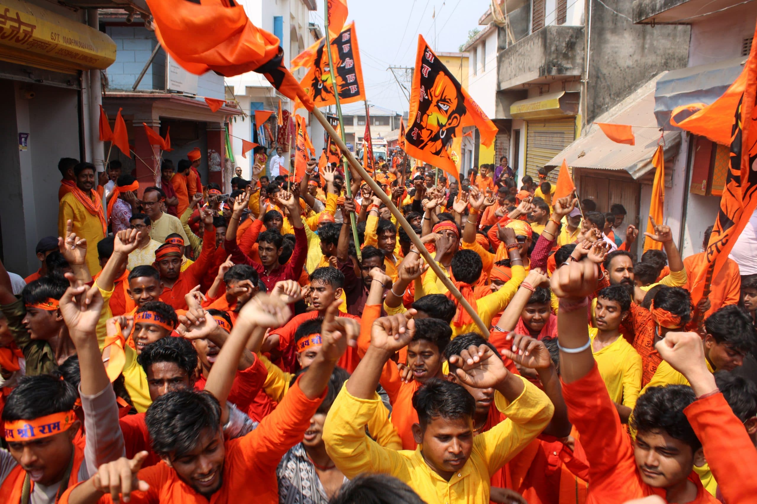 शोभायात्रा यात्रा में डीजे की धून पर थिरके भक्त