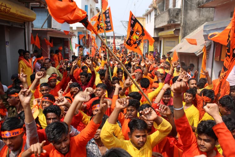 शोभायात्रा यात्रा में डीजे की धून पर थिरके भक्त