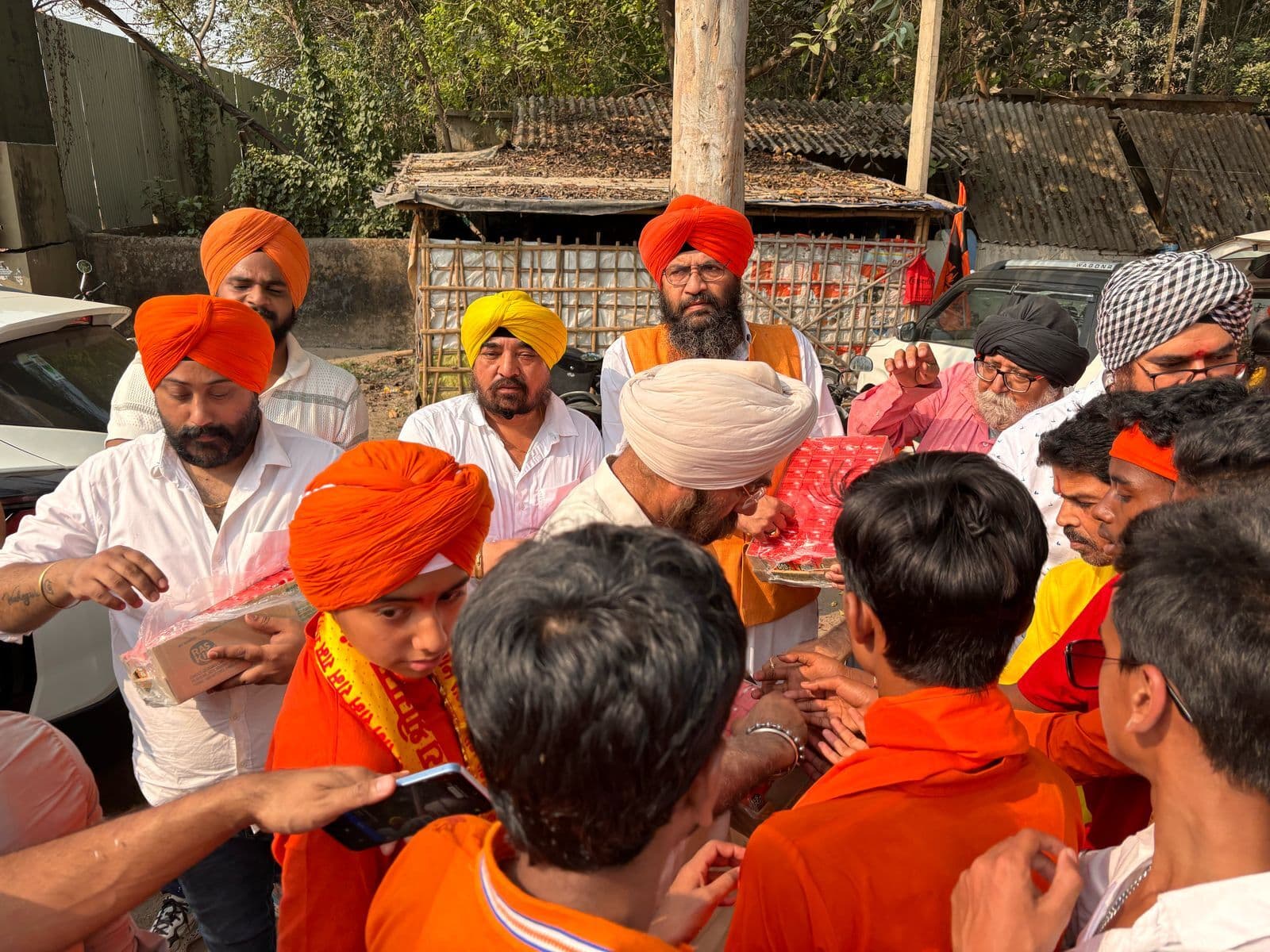 सिक्ख समुदाय के लोगों ने श्रद्धालु को पिलाया जूस व पानी