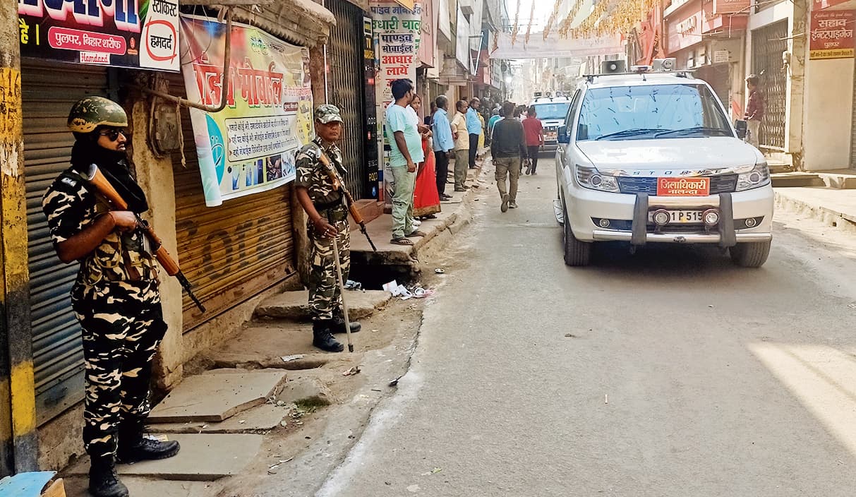 दो वर्ष बाद शहर में निकाली गयी भव्य शोभायात्रा