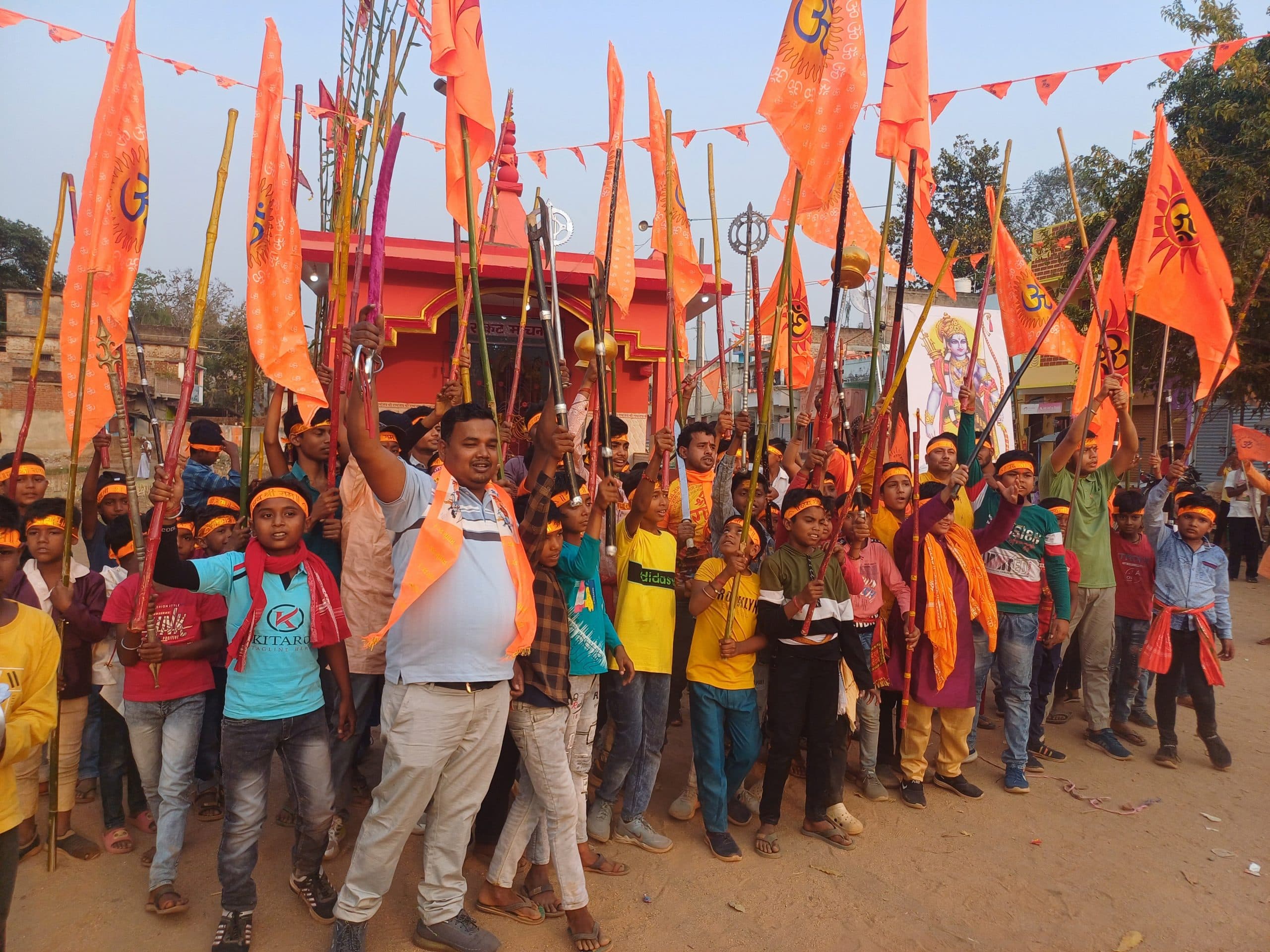 श्रीराम व हनुमान की भक्ति में डूबे श्रद्धालु