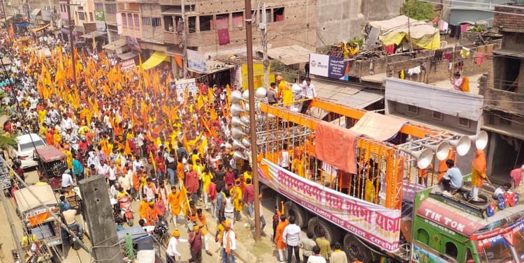 Motihari :रामनवमी पर रक्सौल में निकाली गयी भव्य शोभा यात्रा, सड़क पर आस्था का सैलाब