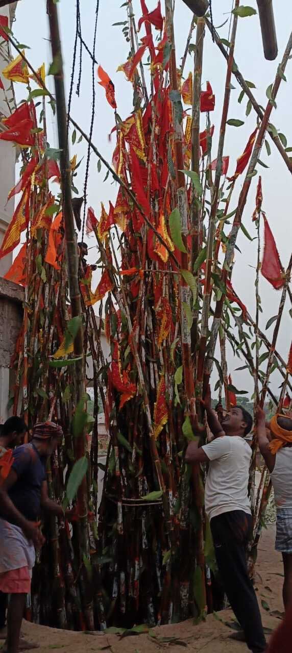 नवादा हनुमान मंदिर में एक साथ किया गया दर्जनों ध्वजारोहण