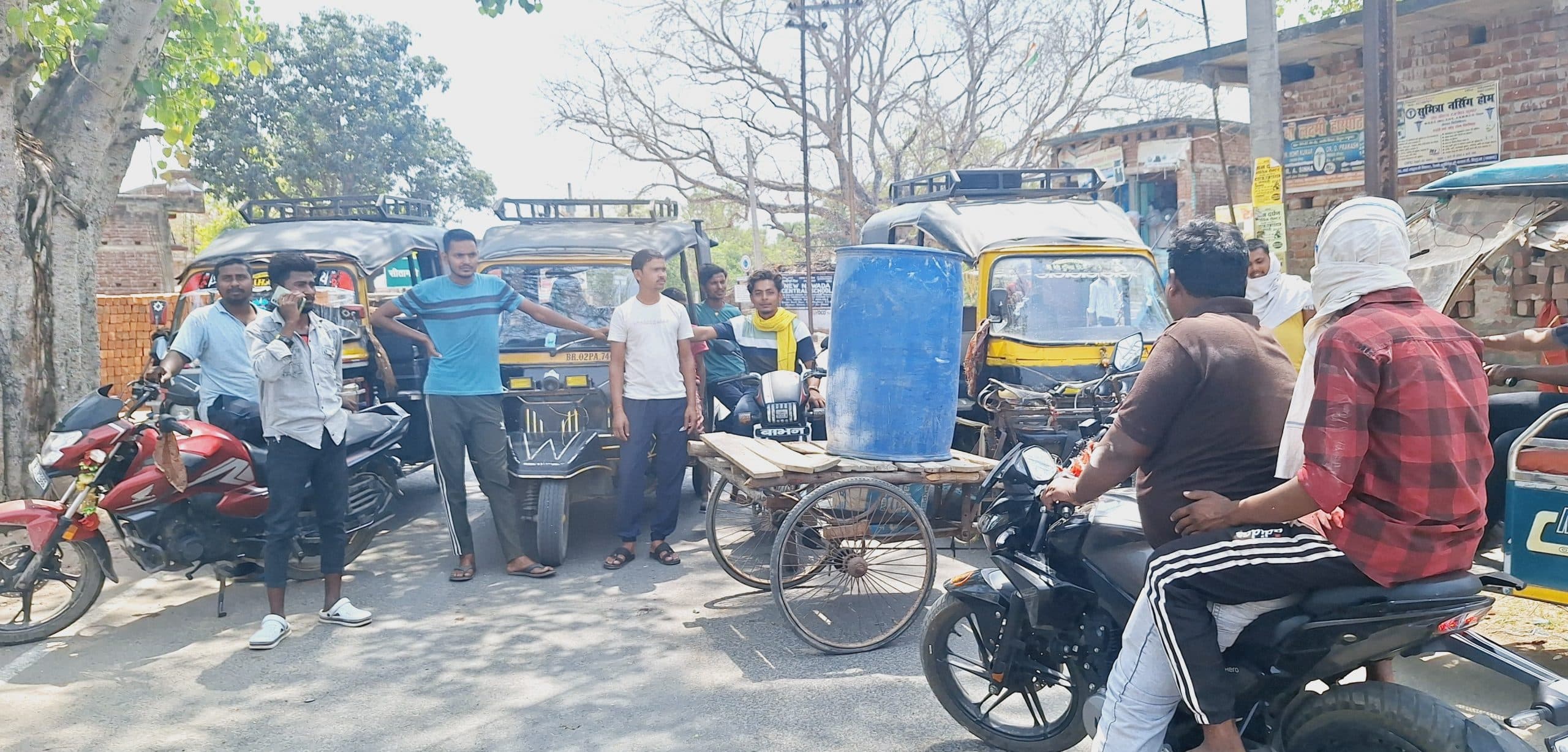 पानी दो, पानी दो...के नारे लगाकर ग्रामीणों   ने सूखे हैंडपंप पर घंटों बजाये बर्तन