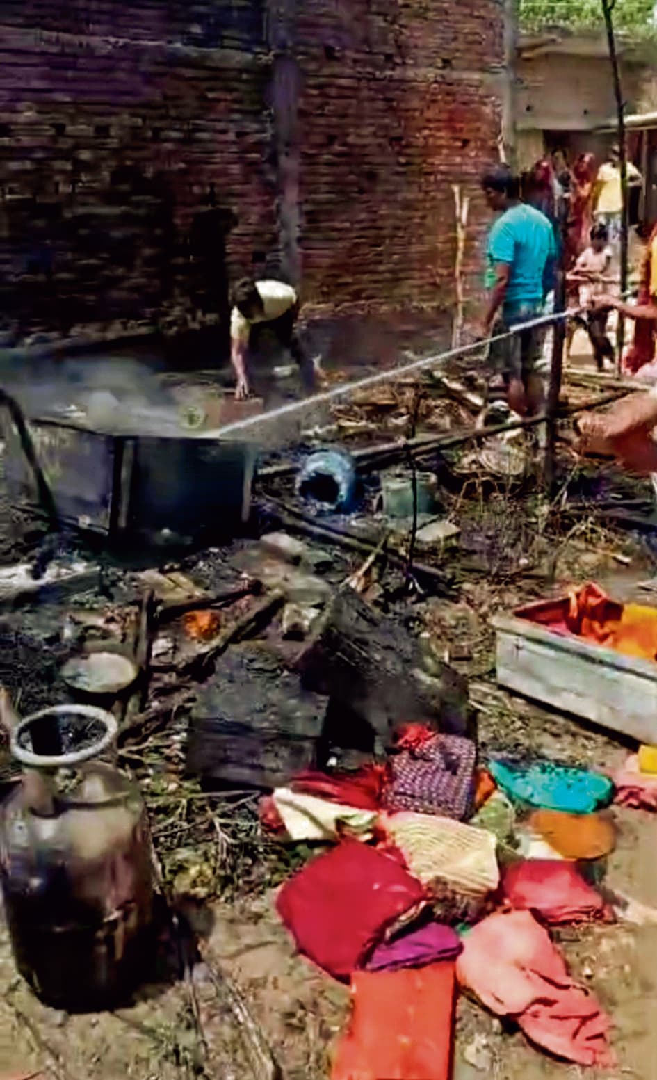 Saran News : खाना बनाने के दौरान गैस सिलिंडर में लीकेज से लगी आग, झोंपड़ी समेत सबकुछ राख