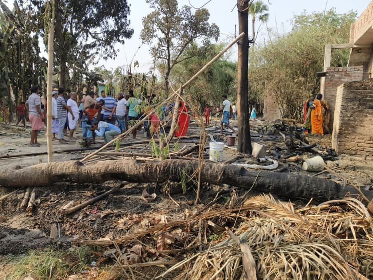 Fire incident in Samastipur:गढ़सिसई में आग लगने से एक दर्जन घर खाक