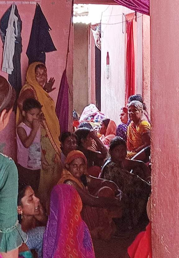 सड़क दुर्घटना में घायल महिला ने तोड़ा दम, मुआवजे के लिए सड़क जाम