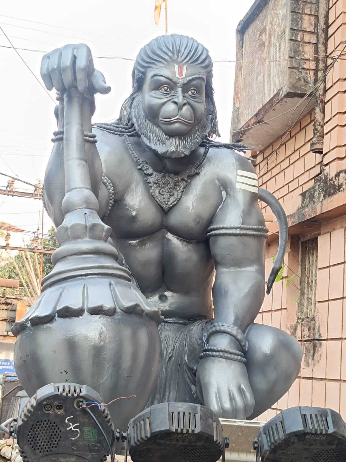 Giridih News :आकर्षण का केंद्र रही झांकी में शामिल बजरंगबली की प्रतिमा