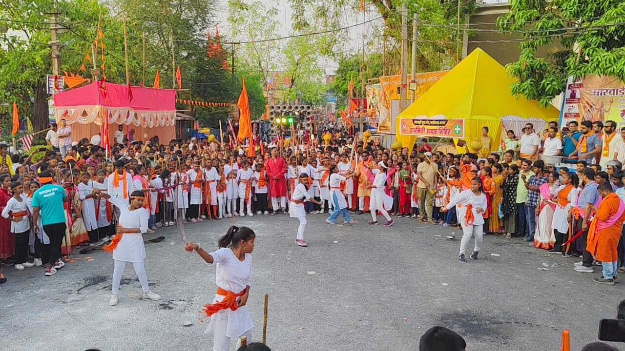 Chaibasa News: युवतियों ने लाठी, तलवार और आग से करतब दिखा जीता दिल