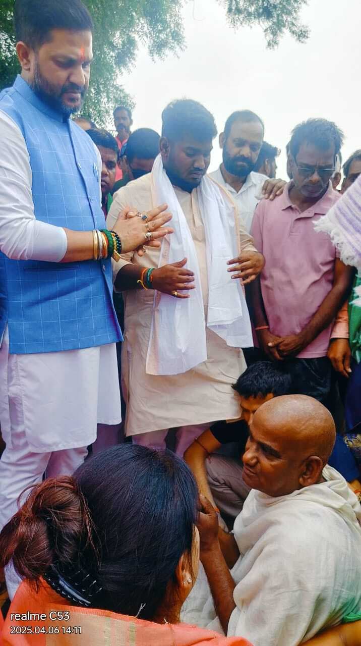 Bokaro News : मृतक प्रेम के परिजनों से मिले पूर्व मंत्री व विधायक