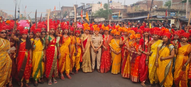 Dhanbad News: गांव की बालाओं ने घर की दहलीज पा कर भांजी तलवार