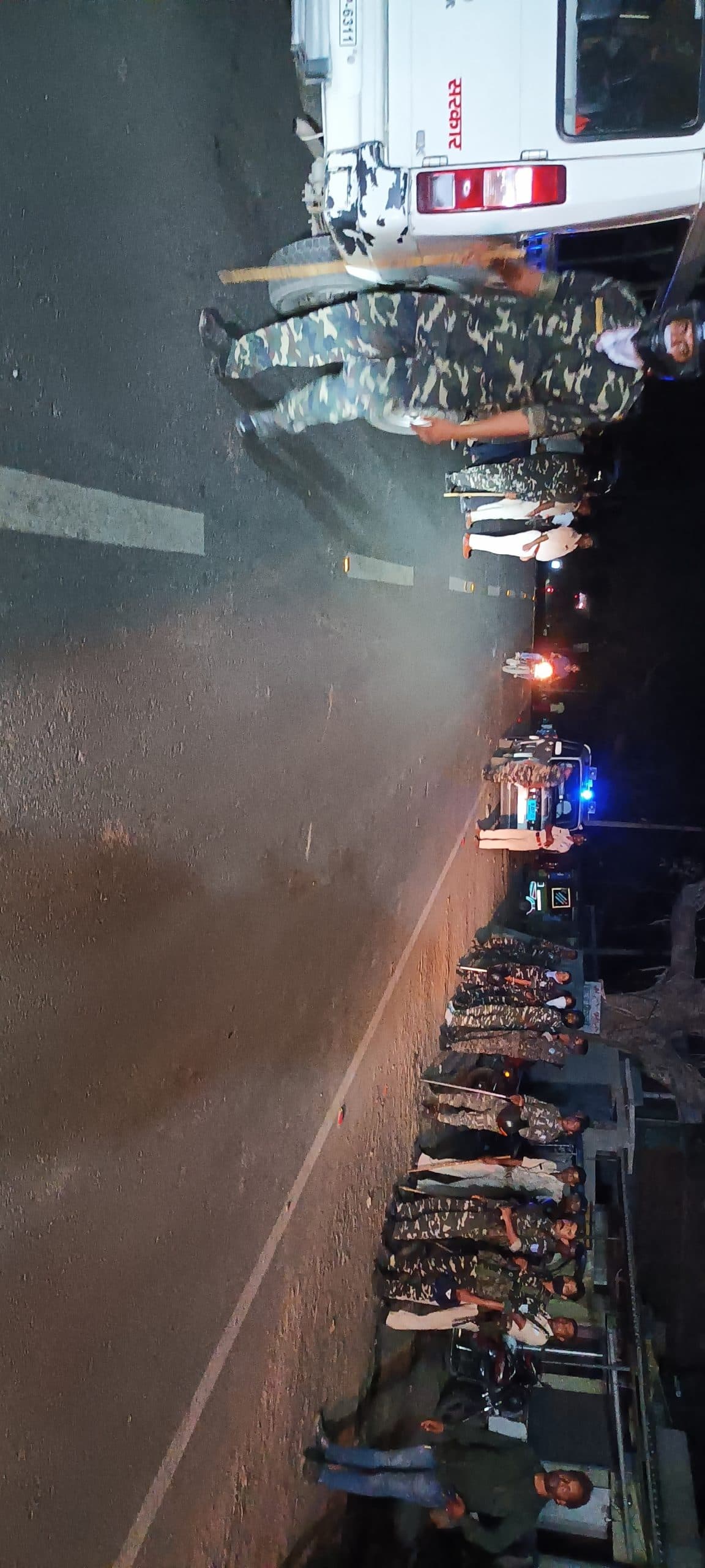 Dhanbad News: बलियापुर.में उग्र नारेबाजी के खिलाफ सड़क पर उतरे लोग, पुलिस ने स्थिति संभाली