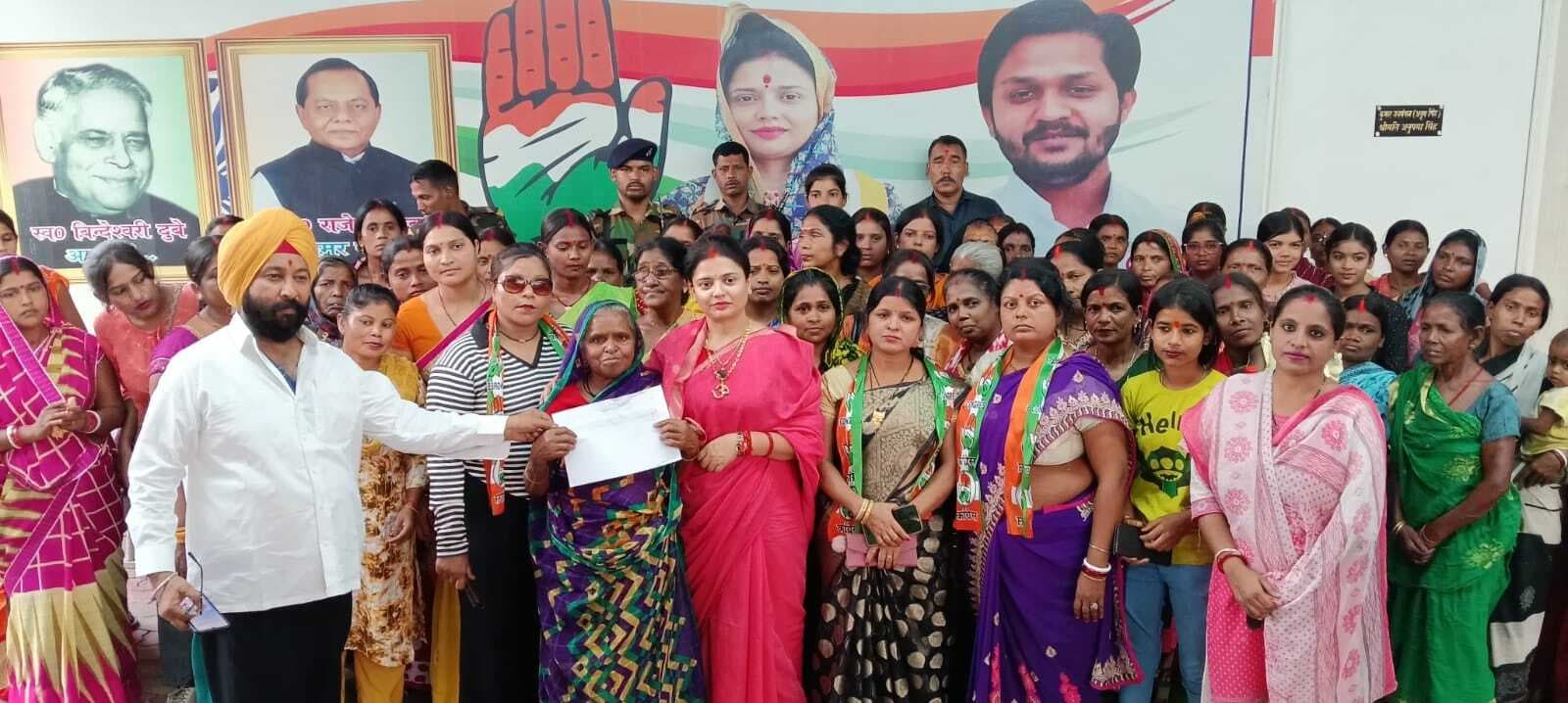 Dhanbad News: दर्जनाधिक महिलाओं ने थामा कांग्रेस का दामन