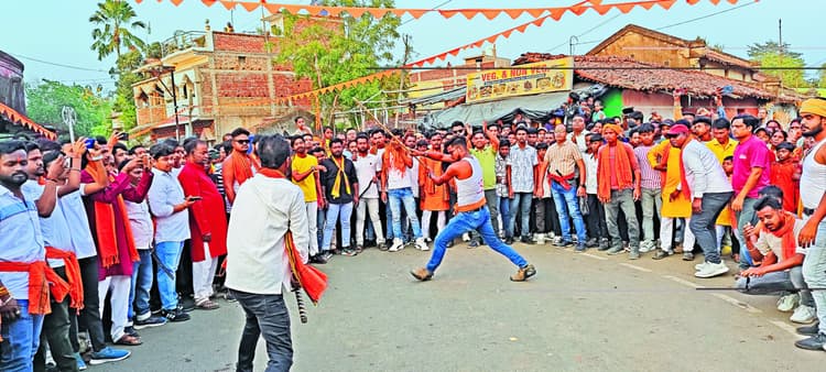 seraikela kharsawan news: खरसावां में निकली रामनवमी शोभायात्रा, जय श्रीराम के नारों से गूंजा नगर