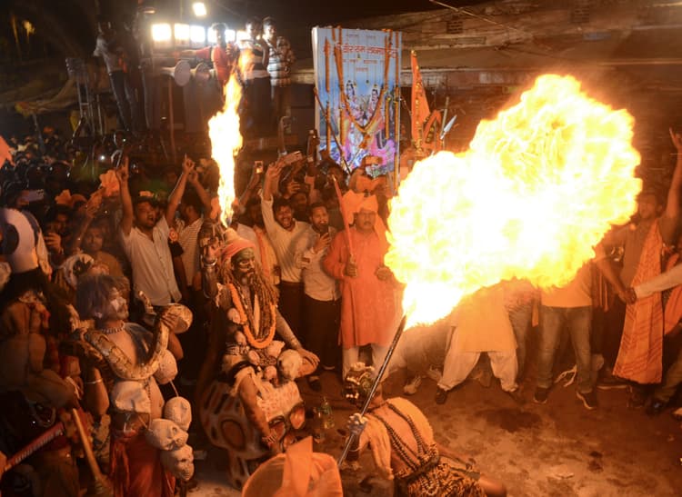 Dhanbad News: गाजे-बाजे के साथ निकला जुलूस, अखाड़ा दलों ने दिखाये करतब