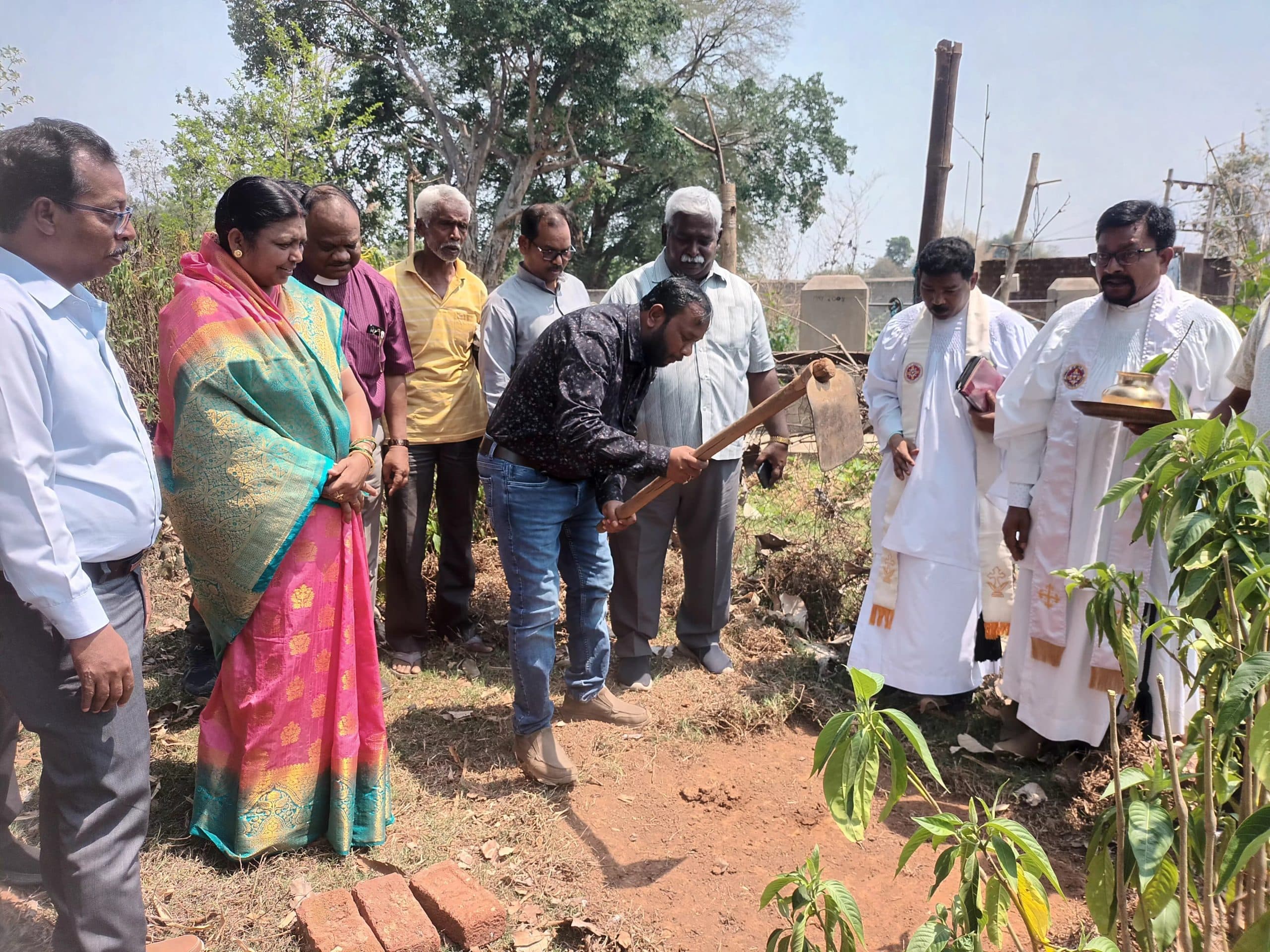 विधायक व बिशप ने किया स्कूल का शिलान्यास