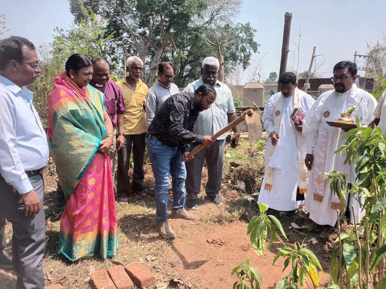 विधायक व बिशप ने किया स्कूल का शिलान्यास