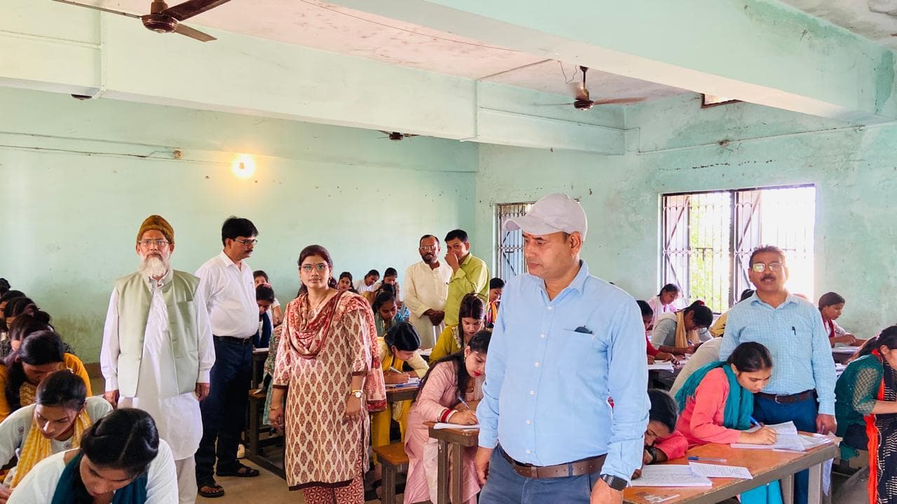 शांतिपूर्ण माहौल में स्नातक पार्ट थ्री की परीक्षा हुई शुरू