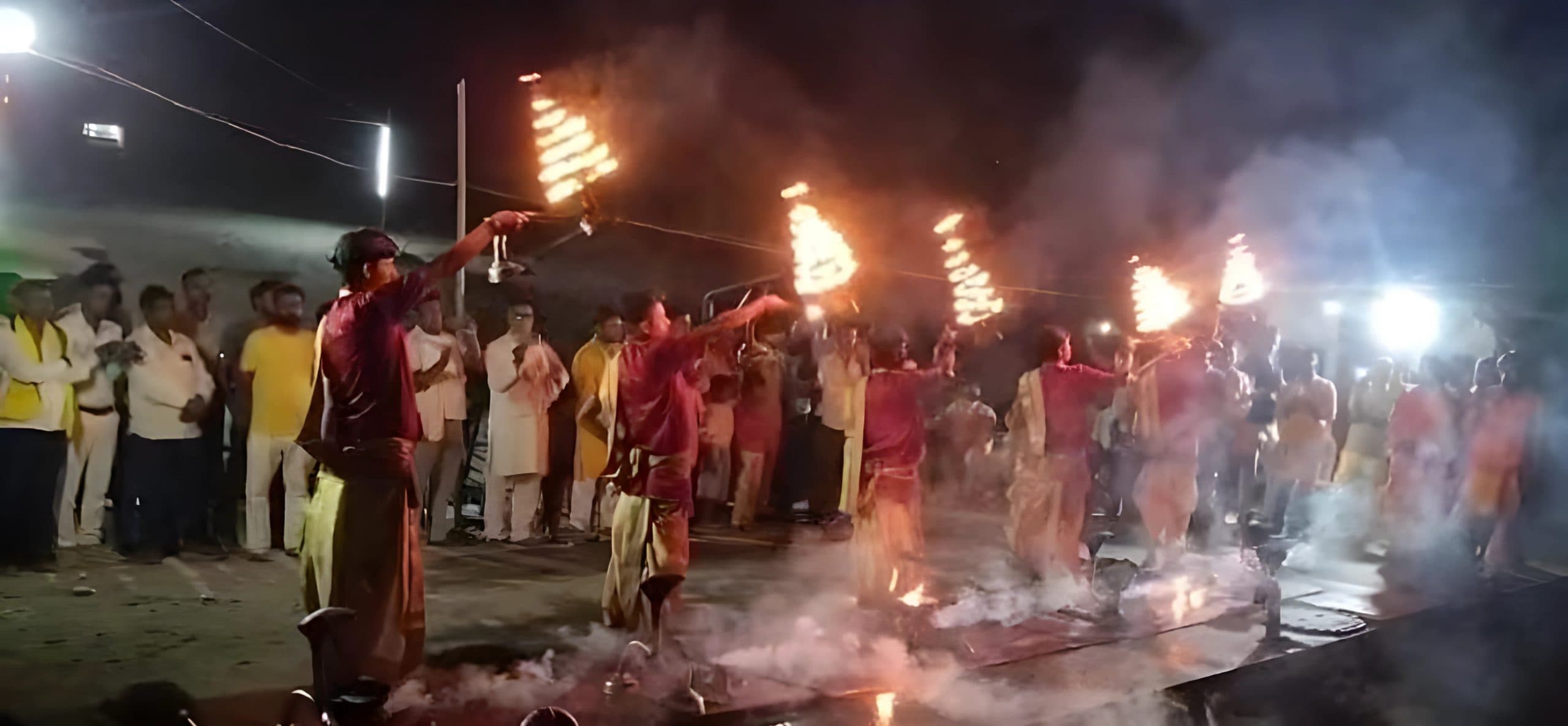 hajipur news. रुस्तमपुर घाट पर बनारस के तर्ज पर हुई गंगा आरती