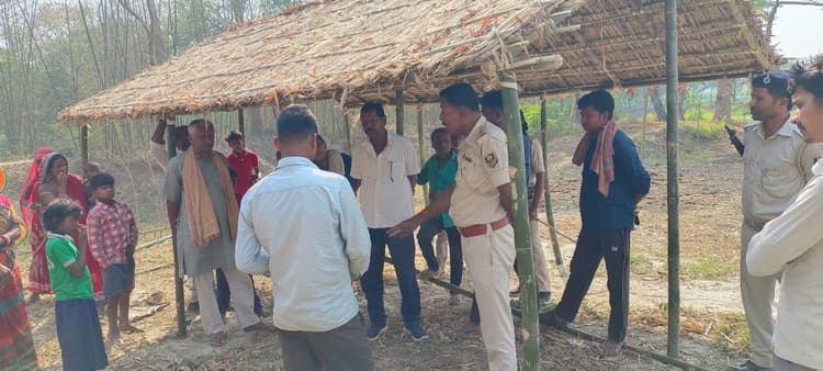 अतिक्रमण मामले की जांच में पहुंचे अधिकारी