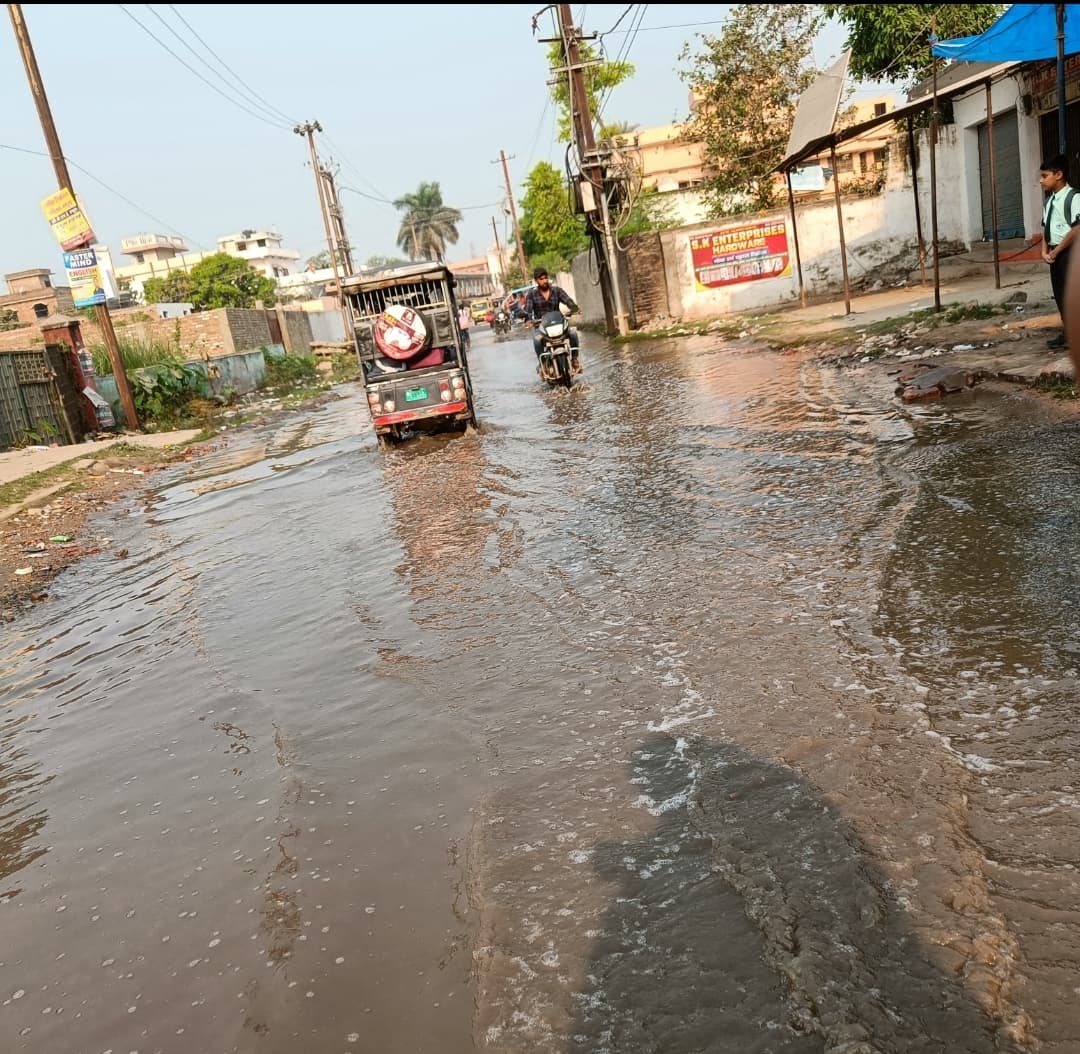 Motihari: मठिया-ईदगाह पथ में जल-जमाव बनी समस्या