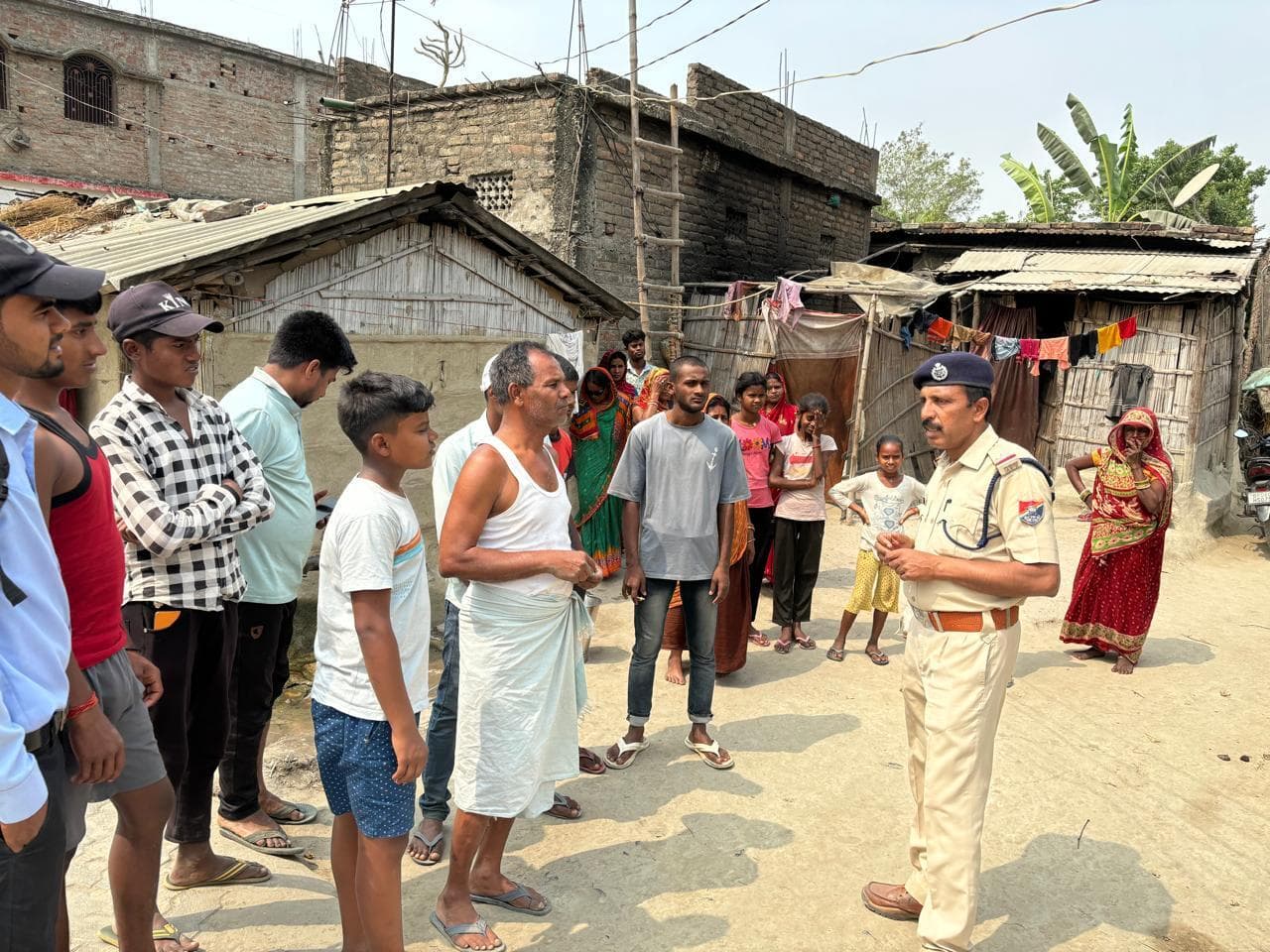 Motihari: मोतिपुर-महवल के बीच रेल लाइन किनारे गांव में आरपीएफ ने चलाया जागरूकता अभियान