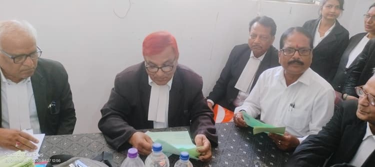 30 पदों के लिए 54 अधिवक्ताओं ने भरा नामांकन पर्चा