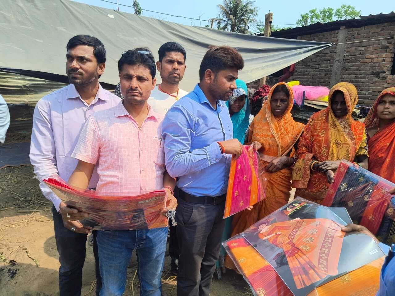 अग्निकांड पीड़ितों के लिए शिक्षकों ने बढ़ाया मदद का हाथ