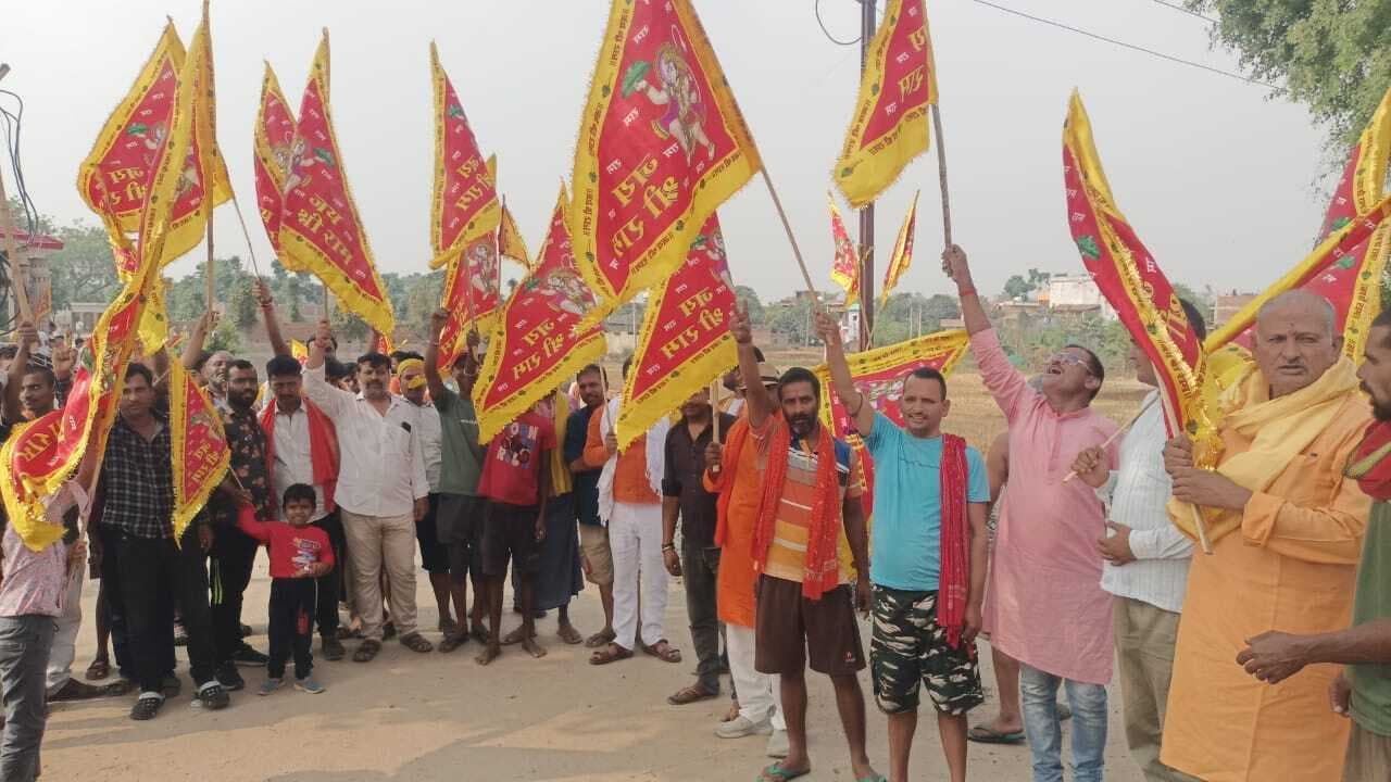 सूर्य नारायण महायज्ञ को ले किया ध्वजारोहण, निकली शोभायात्रा