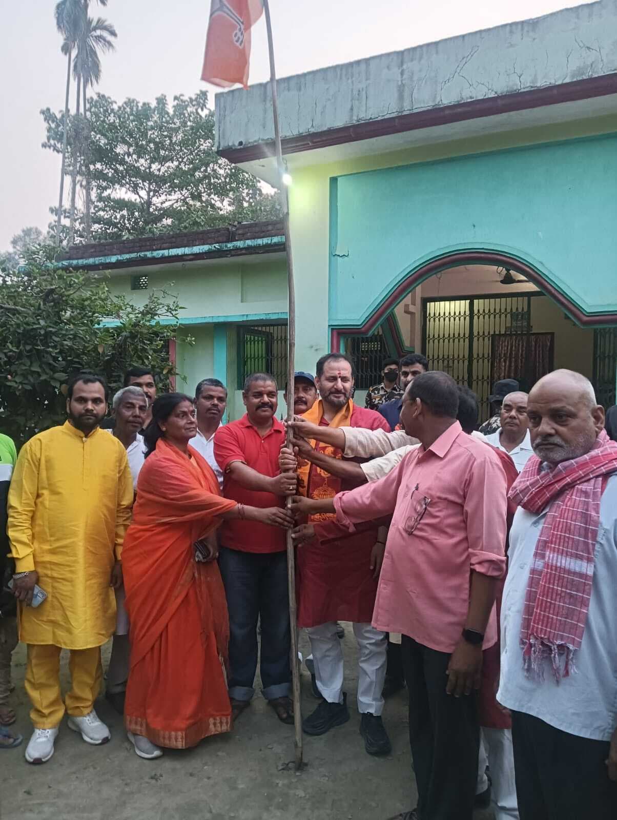 भाजपाइयों ने अपने-अपने घरों में फहराया पार्टी का झंडा