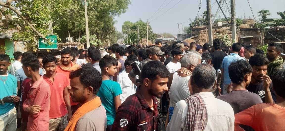 तेज रफ्तार ट्रक ने बाइक सवार महिला को रौंदा, विरोध में सड़क जाम