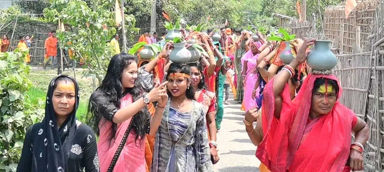 संकीर्तन को लेकर निकाली गयी कलश शोभायात्रा