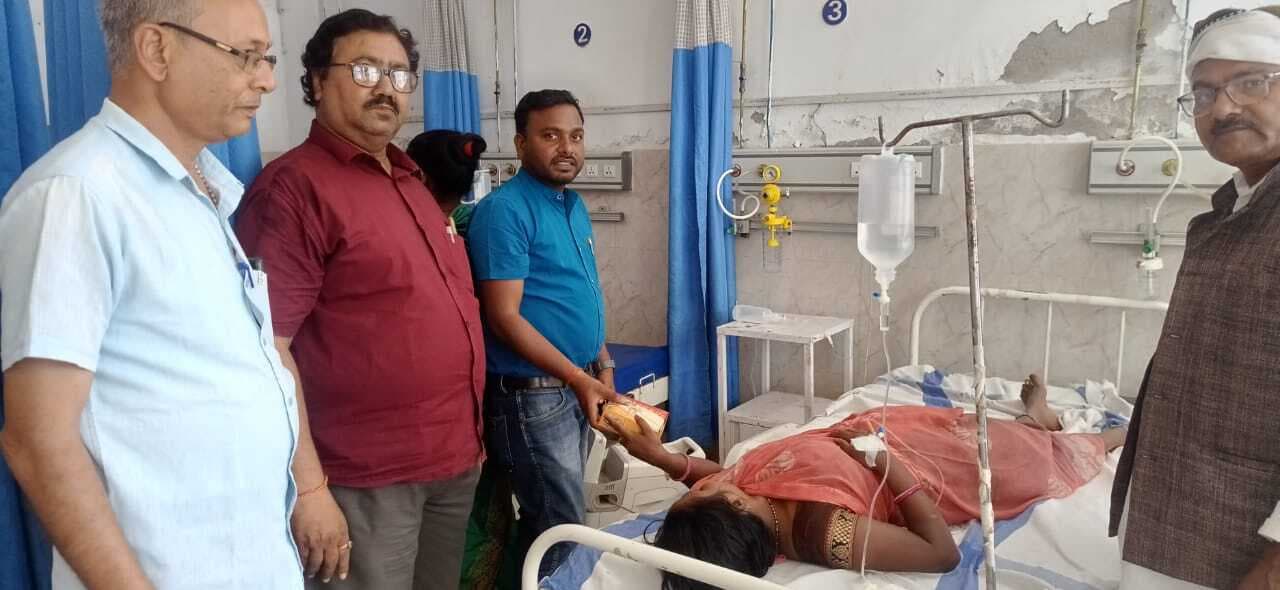 मरीजों के बीच फल व बिस्कुट वितरित