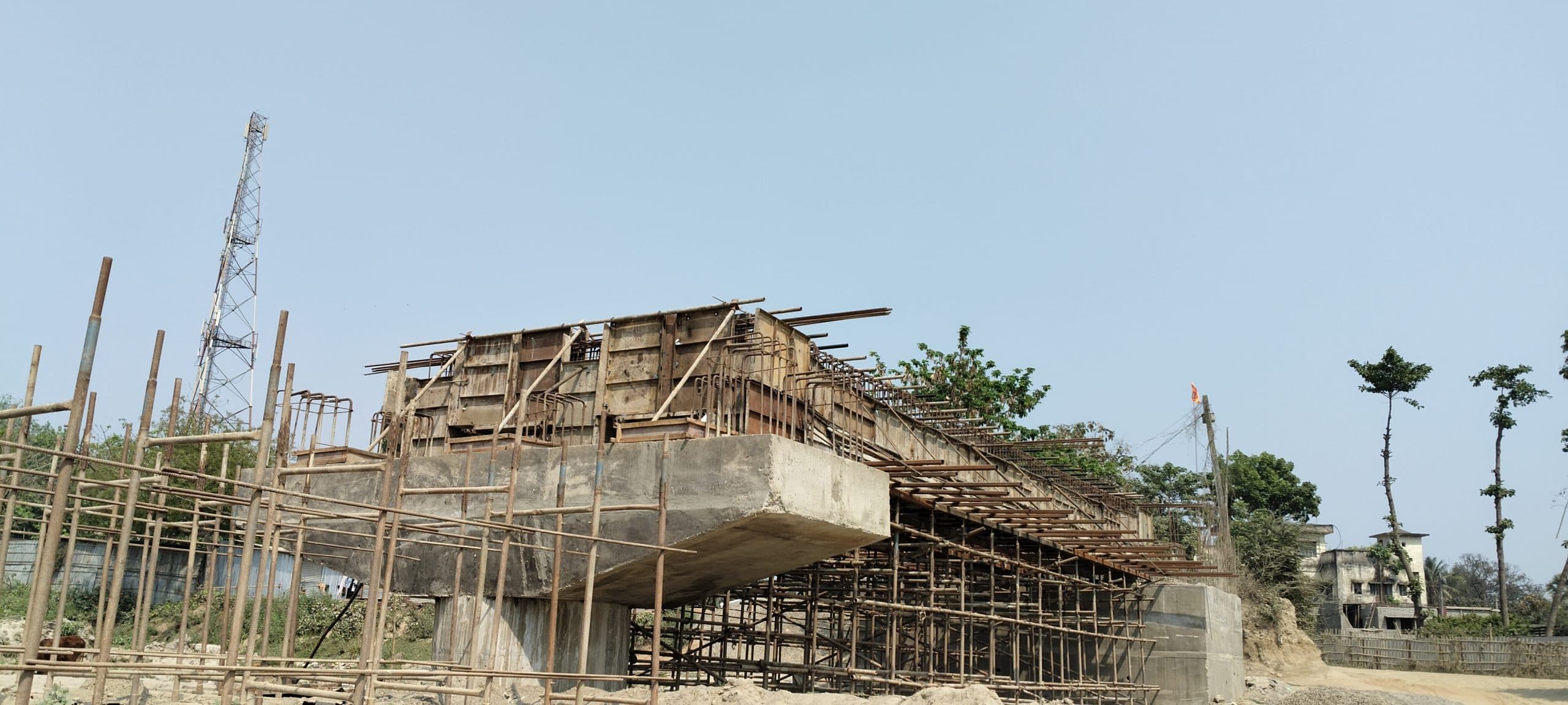 बरंडी नदी पर धीमी गति से चल रहा पुल निर्माण कार्य, लोगों में आक्रोश