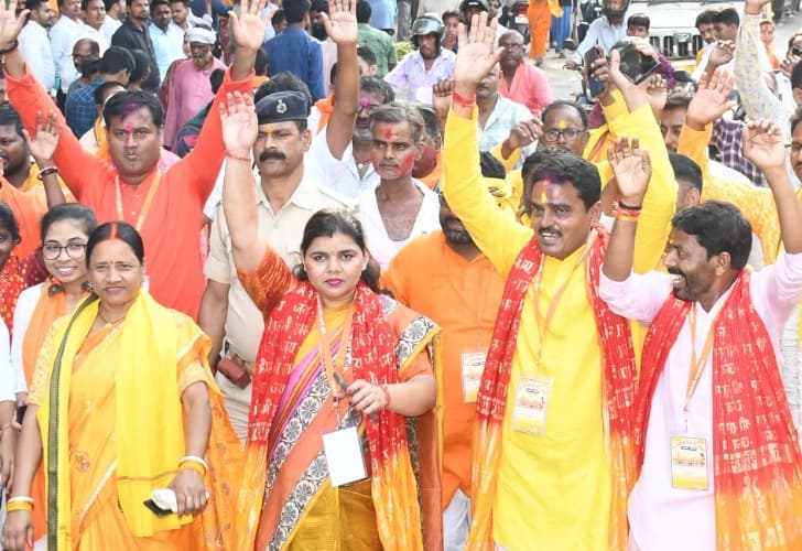 सेवा स्टॉल लगा महापौर व जदयू नेता ने की श्रद्धालुओं की सेवा