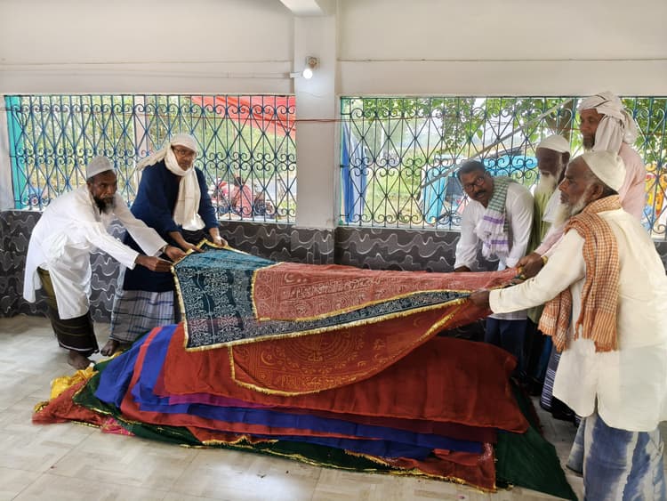 सालीम बाबा के उर्स में अकीदतमंदों ने की चादरपोशी